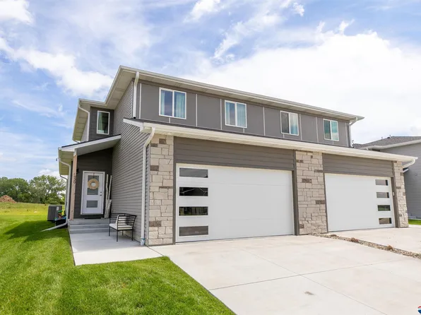 930 Titan Dr, Hickman, NE 68372