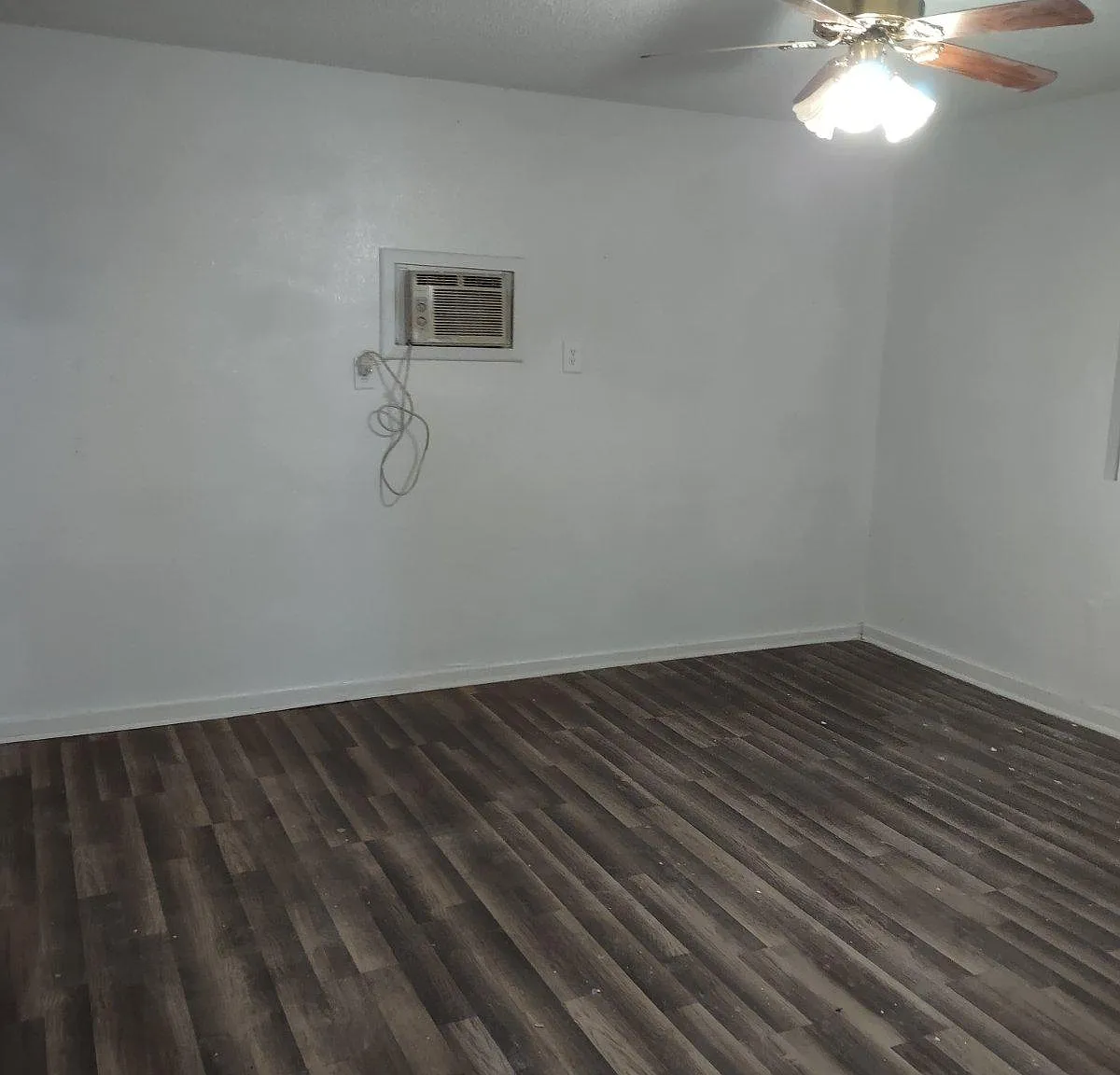1639 W Craig Pl — Photo 2