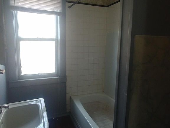 4th image of 29 E Woodlawn Ave #1