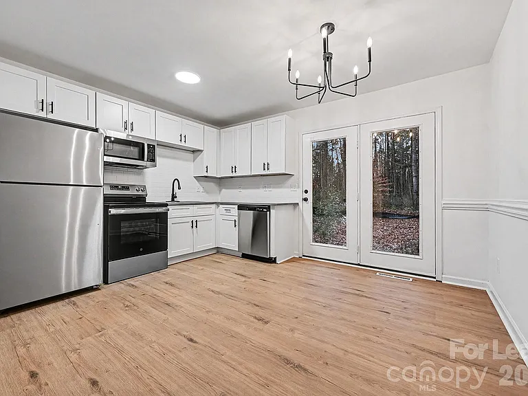5001 Lakecrest Dr — Photo 1