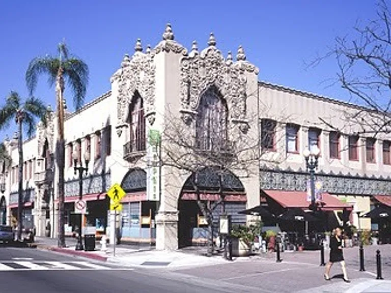 850 N Van Ness Ave — Photo 47