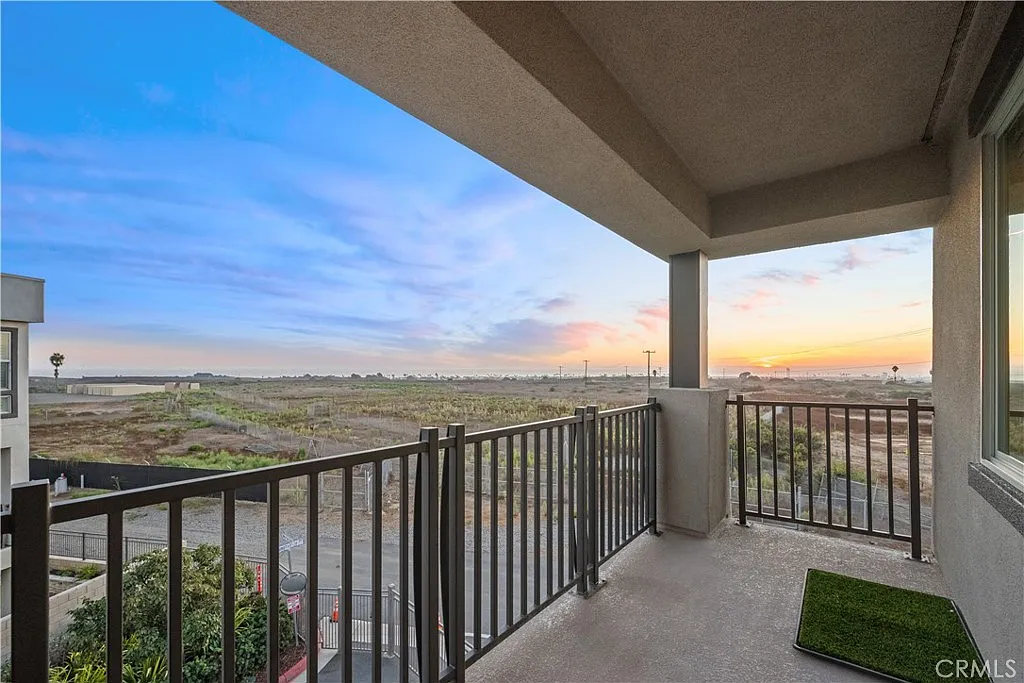 4 bed, 3.5 bath, 2274 sqft, $7,500 — Photo 2
