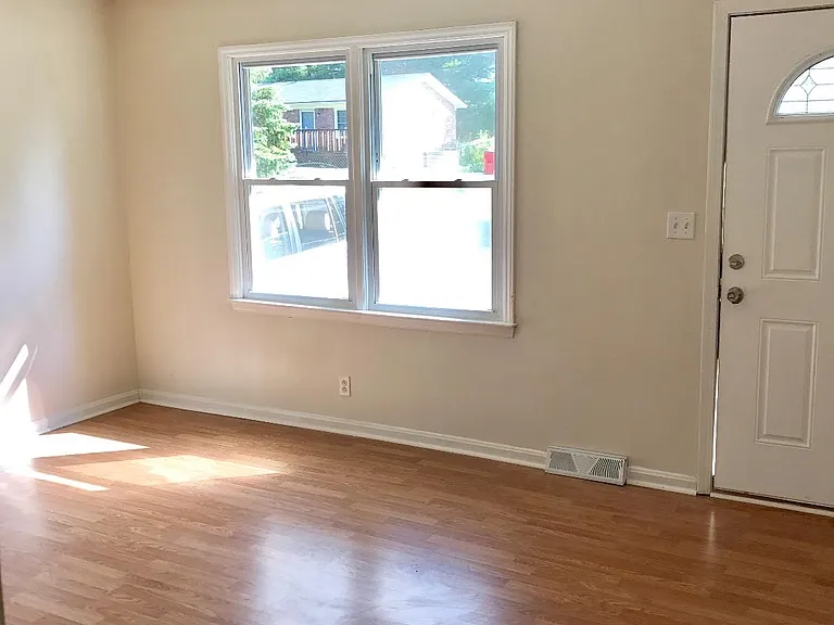 220 Highwood Dr — Photo 2