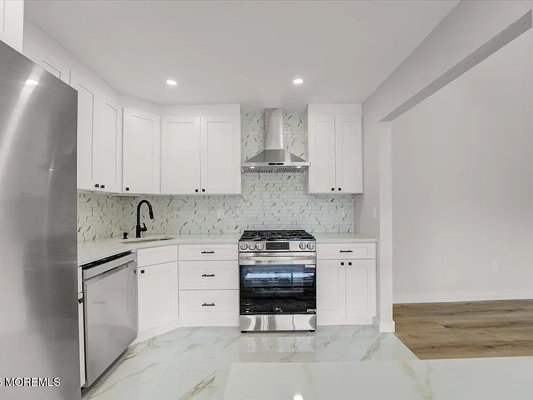 341 Danbury Ln — Photo 9