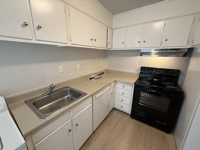 809 Denton Cir — Photo 14