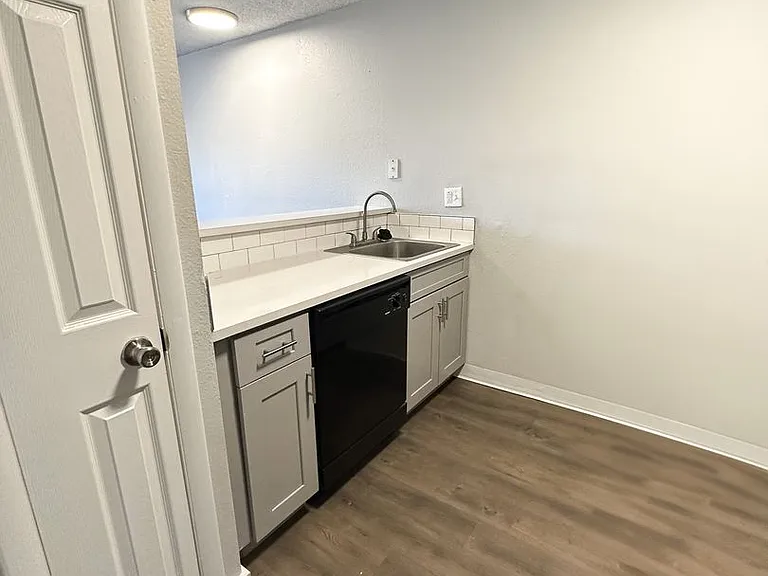 Elm Grove Apartments — Photo 5