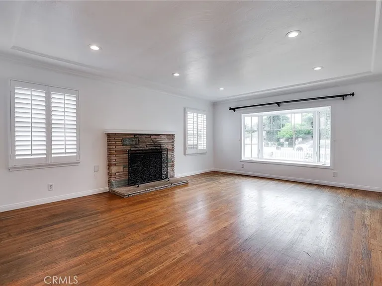 286 E 19th St — Photo 3