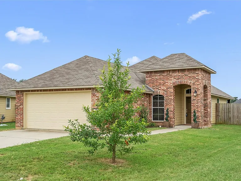 419 Jordan Dr — Photo 1