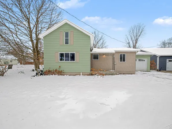 621 Lockwood St, Chesaning, MI 48616