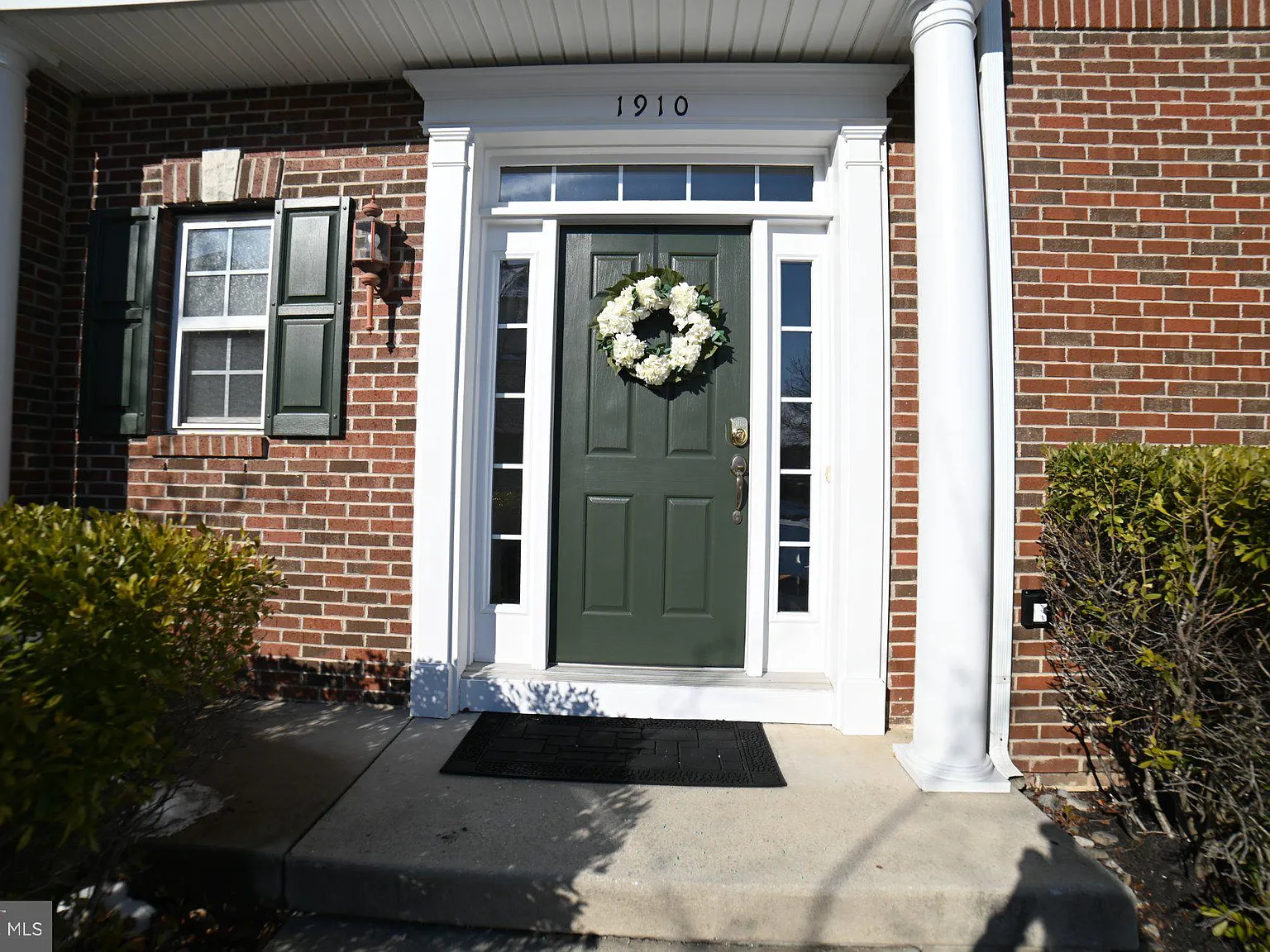3 bed, 2.5 bath, 2080 sqft, $3,300 — Photo 2