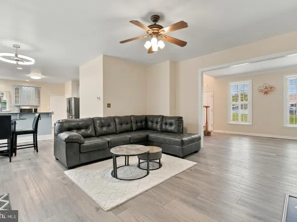 24 Pebble Pl, Fredericksburg, VA 22405