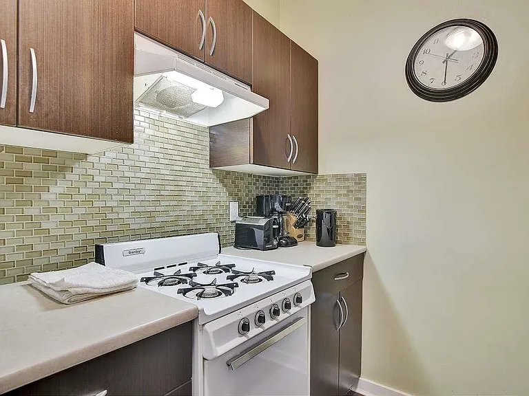 935 Jervis St #4 — Photo 7