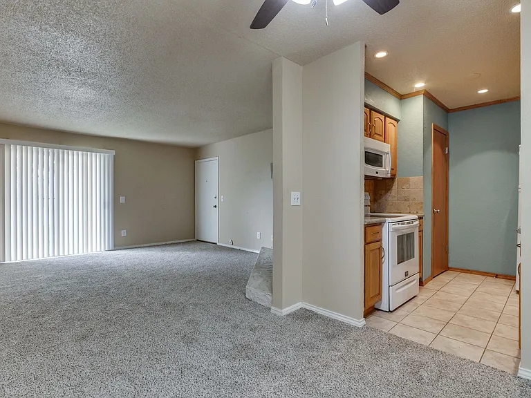6060 Nw Expy #C — Photo 14
