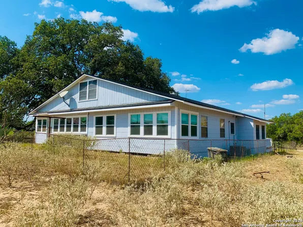 1355 CR 777, Devine, TX 78016