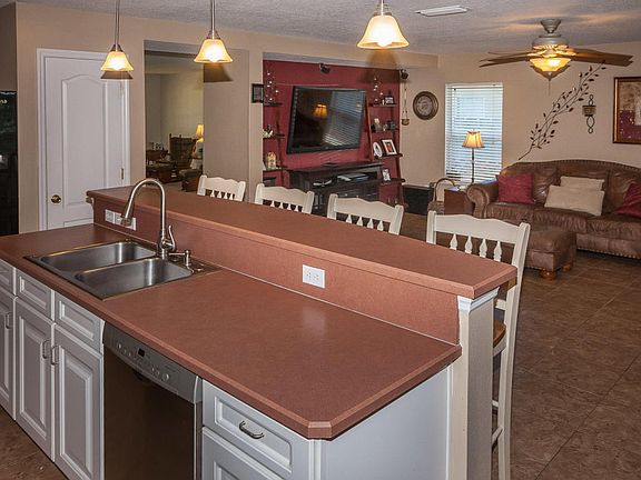 3rd image of 621 Mackenzie Cir
