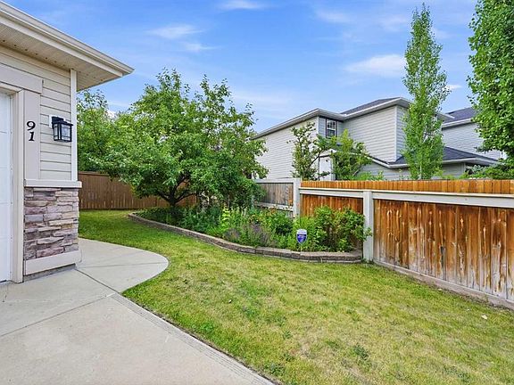 3rd image of 91 N Bridleridge Cres SW