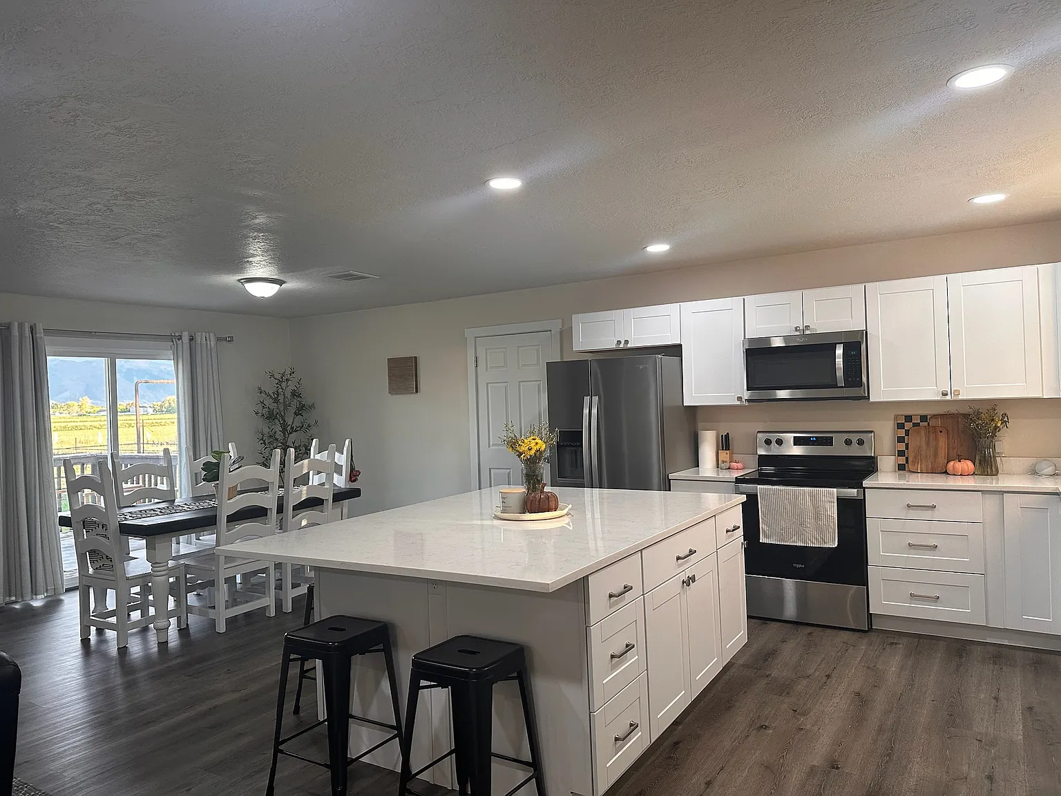 3 bed, 2.5 bath, 1800 sqft, $2,500 — Photo 2