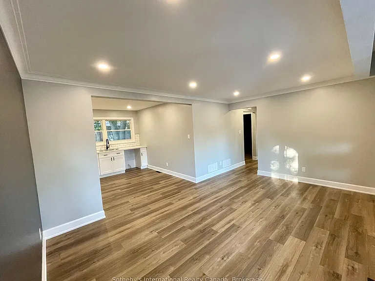 39 Silvercreek Pkwy N #MAIN LEVEL — Photo 17