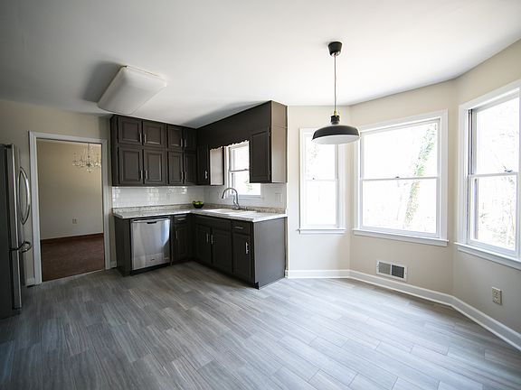 3rd image of 805 Oak Bridge Ln