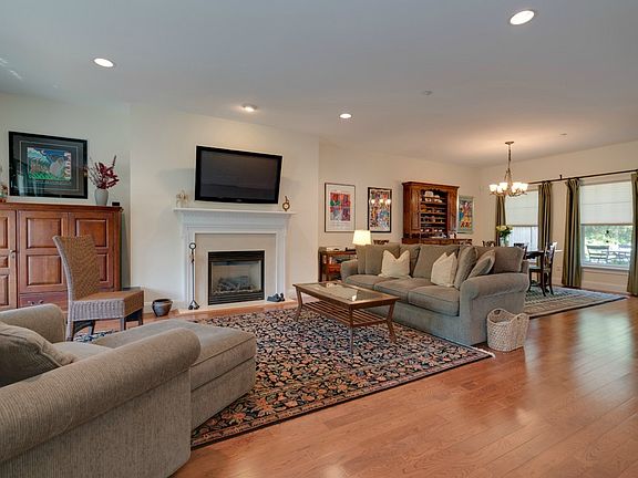 3rd image of 19 Gianna Ct