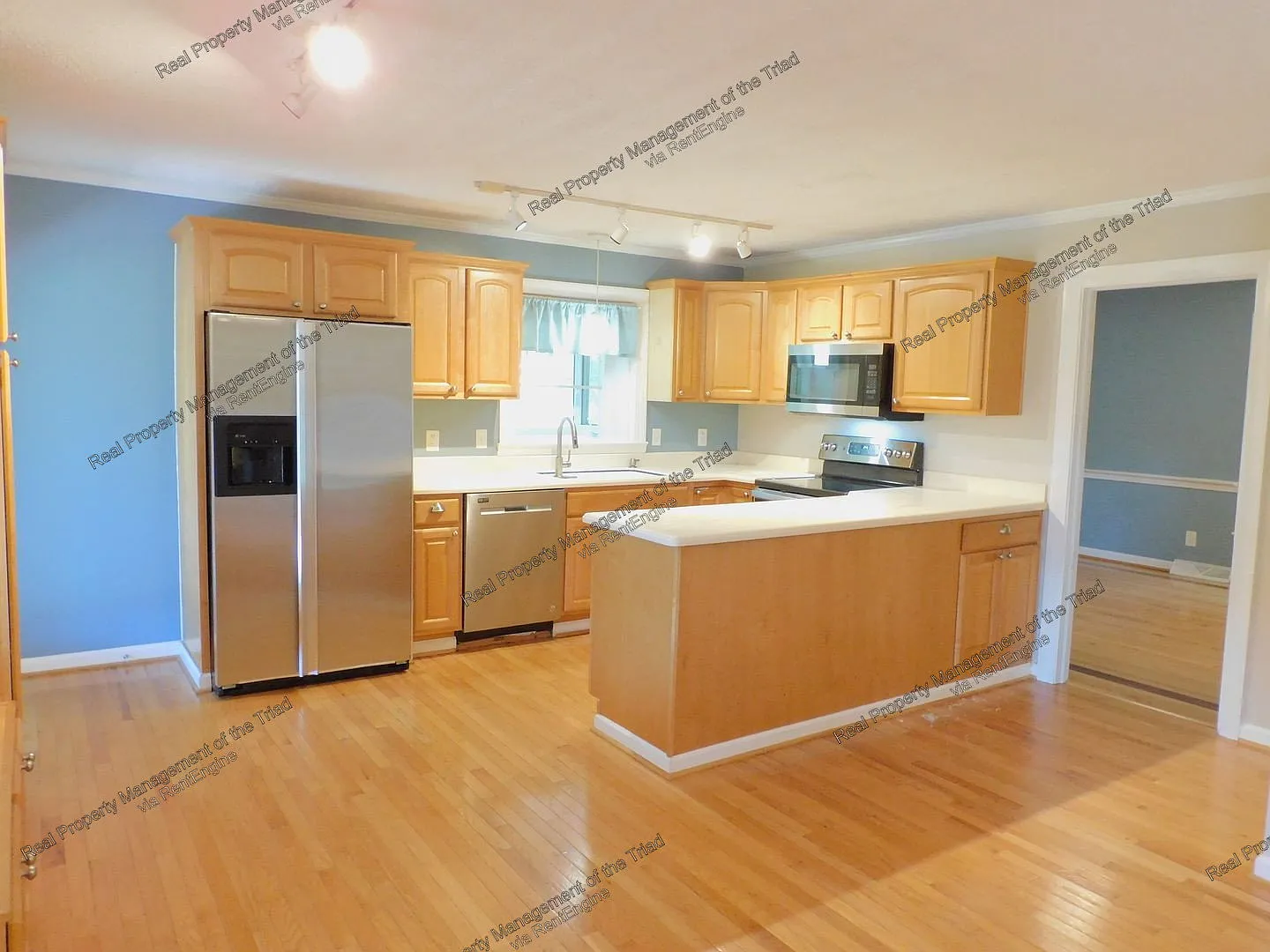 3 bed, 2.5 bath, 1798 sqft, $1,950 — Photo 3
