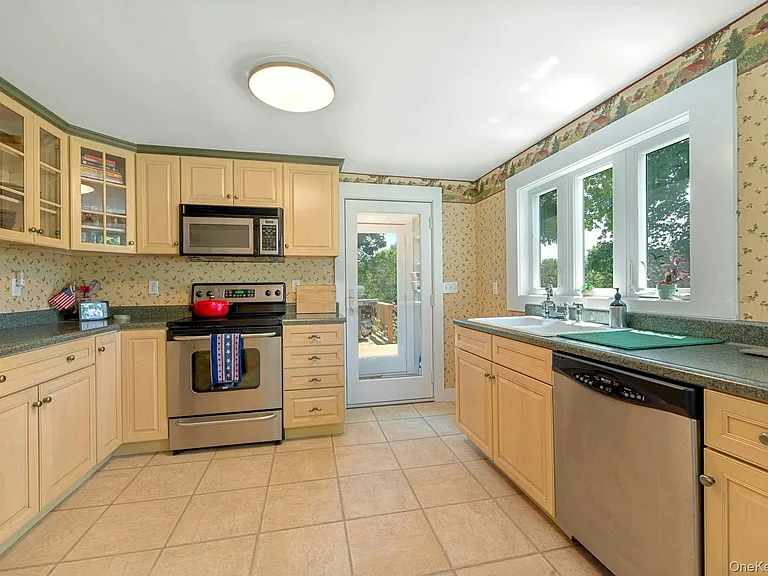 1825 Main Bayview Rd — Photo 11