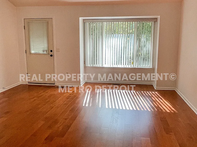 5560 Seabreeze Ln — Photo 6