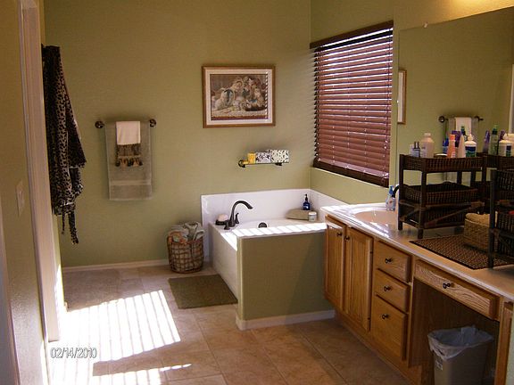 Huge Master Bathroom w/ Separate Shower and Tub