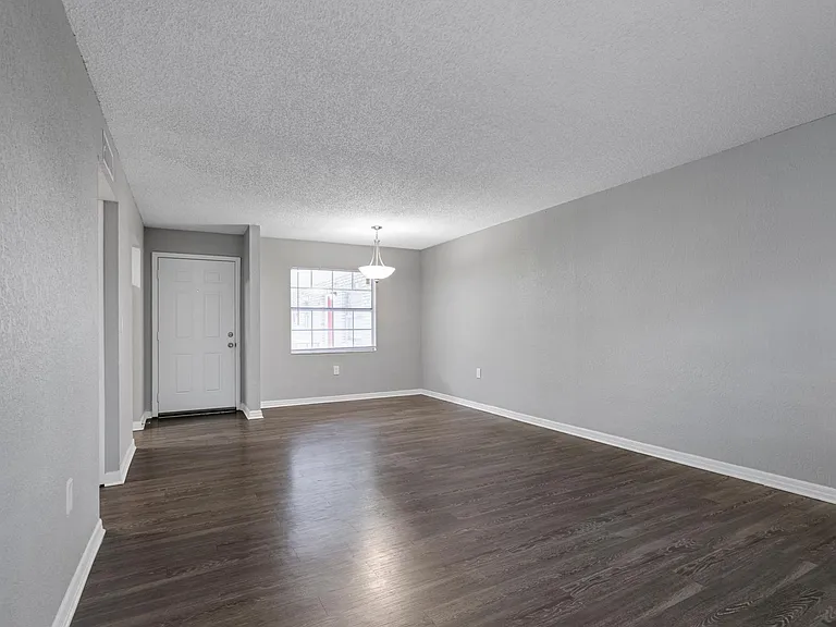 Uptown Apartments — Photo 31