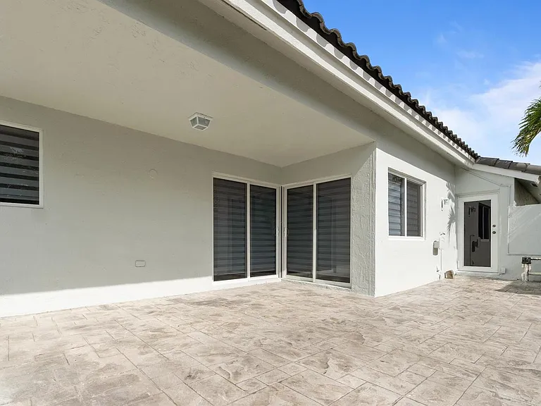 15037 Brighton Ln — Photo 32