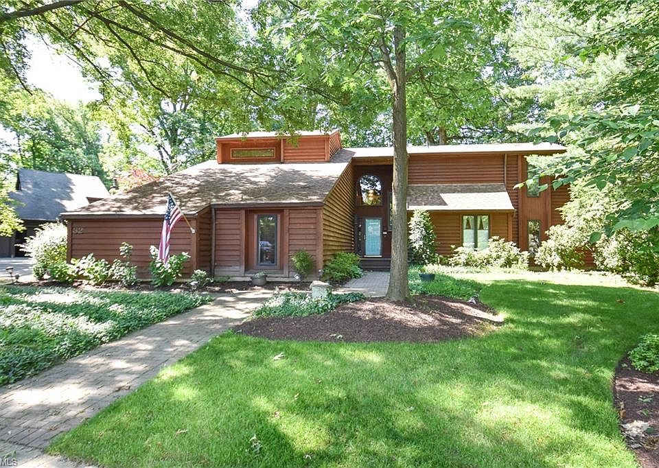 1st image of 32 Glen Oaks Ln