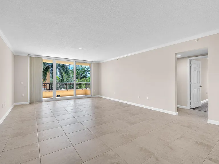 Royal Palm Apartments — Photo 25