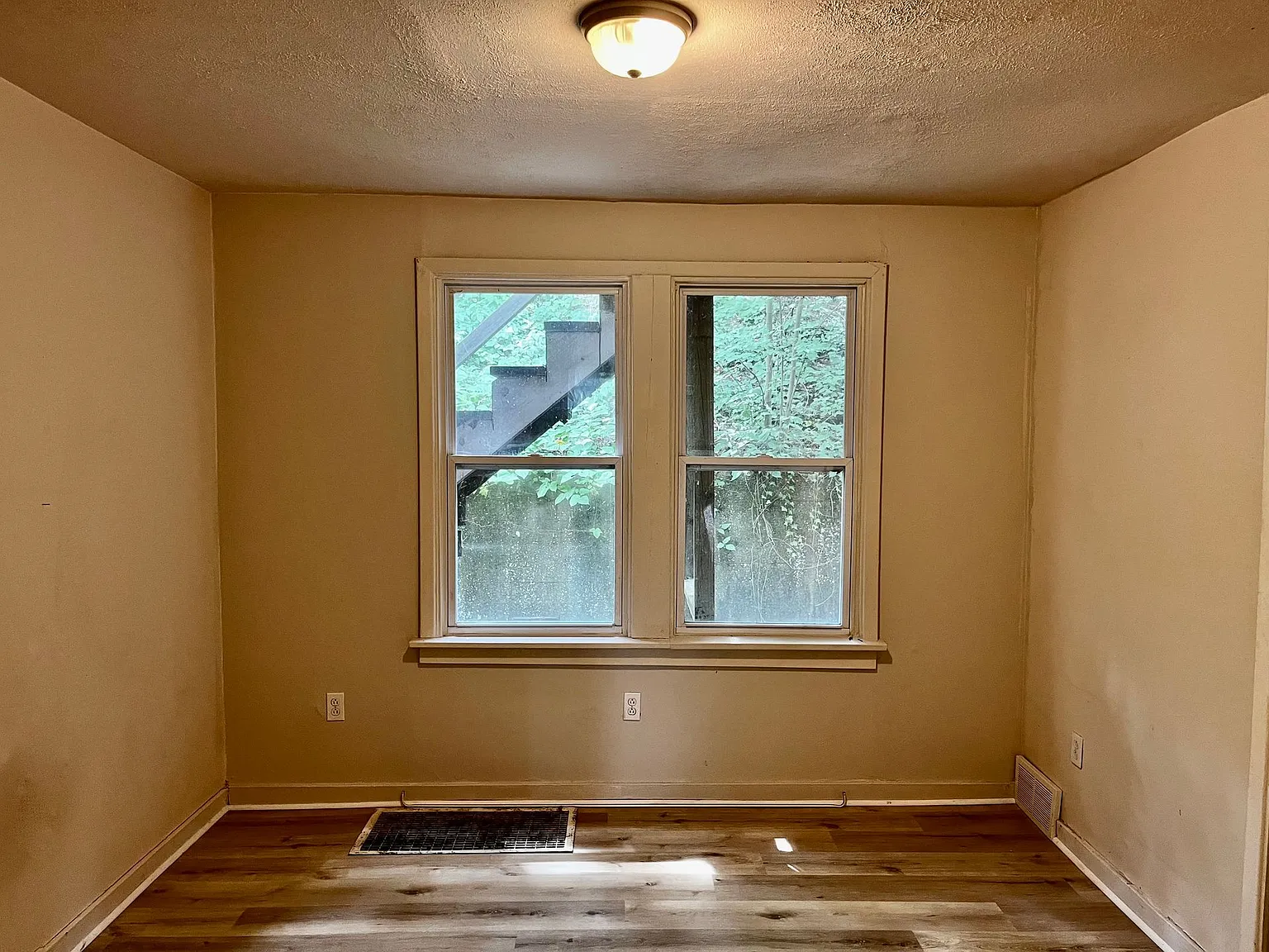 Beautiful One Bedroom in Swissvale!! — Photo 3