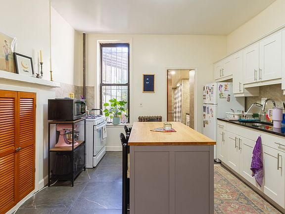 3rd image of 318 11th St APT 1L