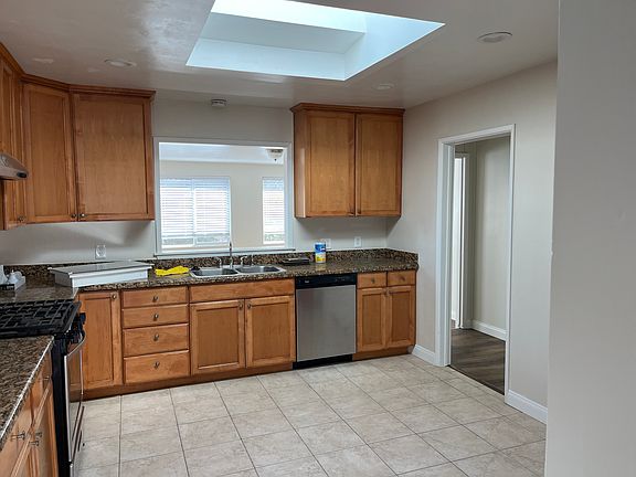 4th image of 1601 Blackthorne Ct