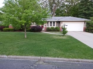 6418 N Robinwood Dr, Peoria, IL
