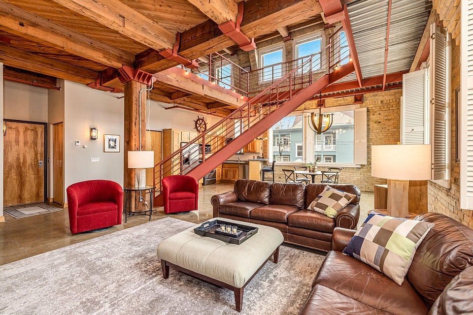 Stunning 2 Story Unit