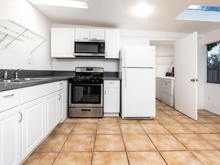 1568 Primera St #B — Photo 2