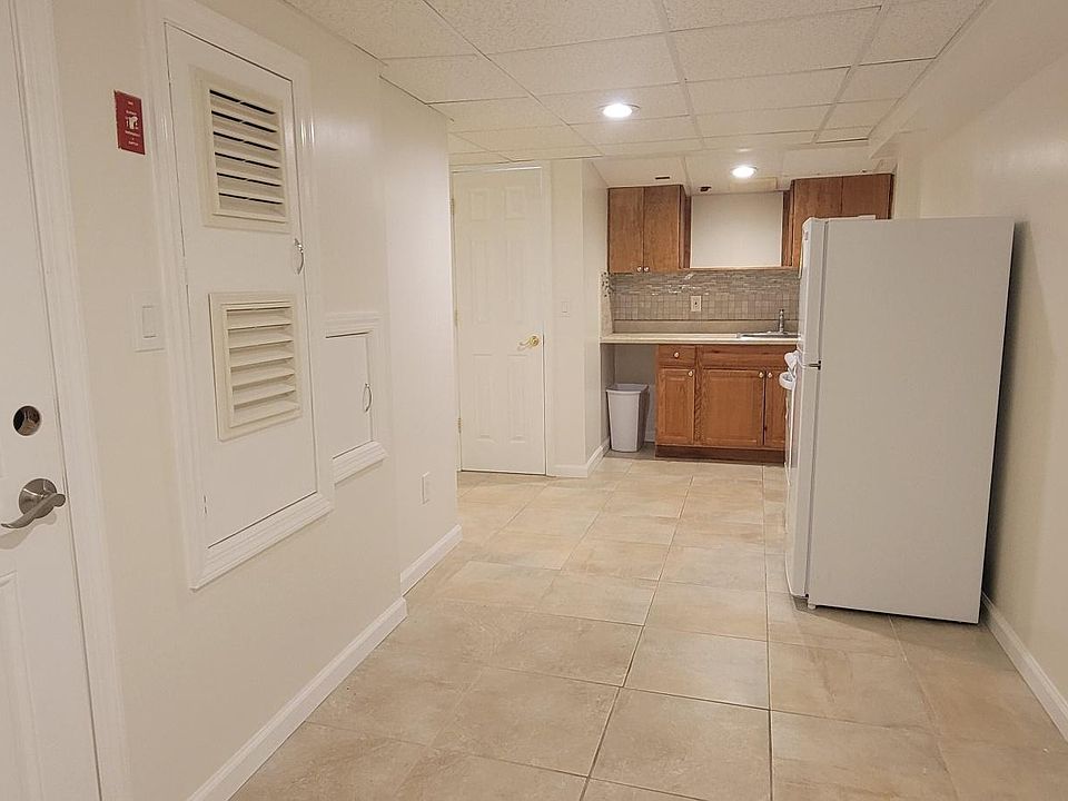 1st image of 480 Emerson Dr #B
