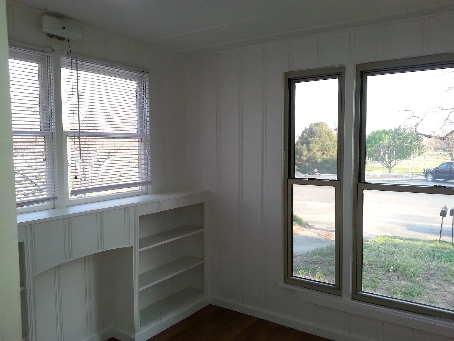 208 E Twohig Ave — Photo 2