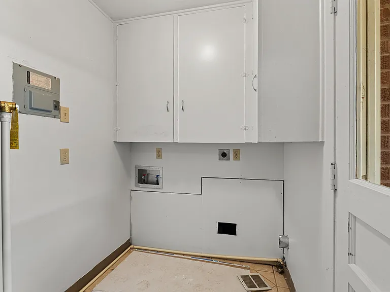 826 Martha Ln — Photo 11