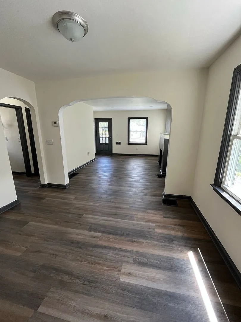 Updated 2 Bedroom, 1 1/2 Bath Home With Fenced in Backyard & 1 Car Garage! — Photo 4
