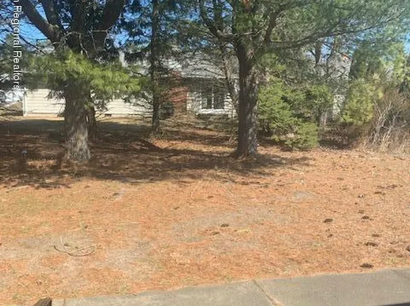 8 Nevis Ct, Toms River, NJ 08757