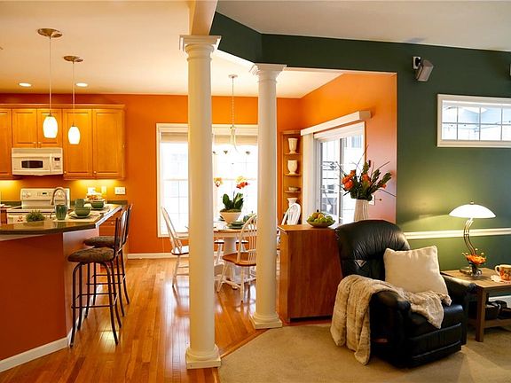 2nd image of 10 Sablewood Cir