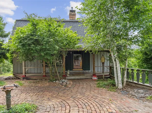 3946 Cottage Grove Hill Rd, Cedar Rapids, IA 52403