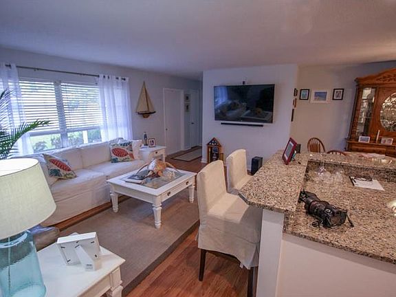 5th image of 3207 York Dr W