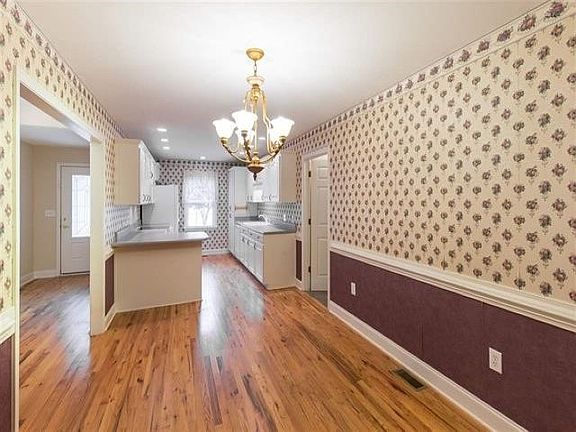 4th image of 221 Riverrun Dr