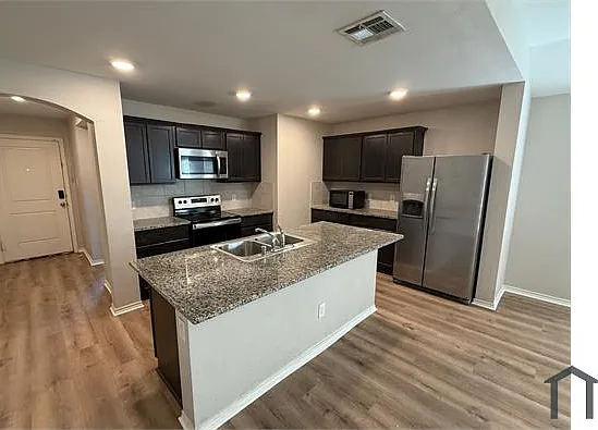 4 bed, 1902 sqft, $2,500 — Photo 3