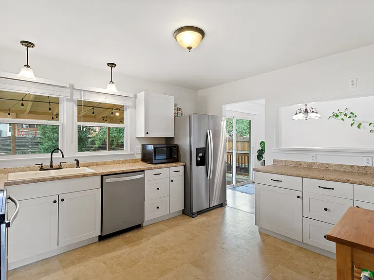 2506 Lelaray St — Photo 12