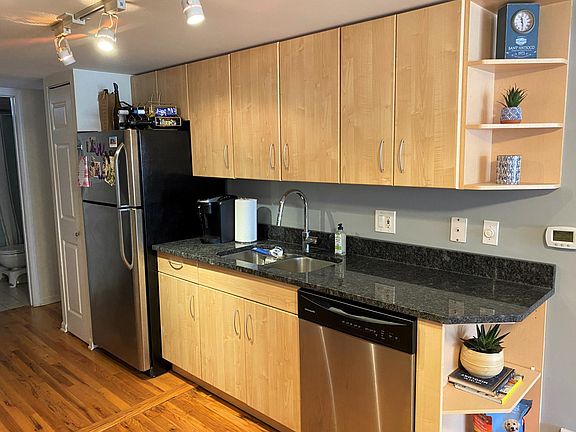 5th image of 1852 N Washtenaw Ave APT 1
